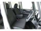 【ベンチシート】広々とした運転席&助手席です。もちろんクリーニング済みですので清潔感があり気持ち良く乗っていただけます。