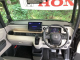 ご覧のように、視界が広く運転しやすいように設計されています。また、フルオートエアコンで快適です。