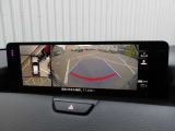 360度ビューカメラを搭載。4方の小型カメラの映像を処理し、車両真上からの映像に変換しています。駐車時大いに役に立ちます。