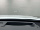 ヘッドアップディスプレイ(HUD)搭載。運転中、前方から視線を落外す必要がなく、安全に情報を把握しながら運転ができる機能です。