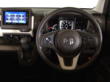 【ハンドル】運転にかかわる様々な操作を安全に行えるように視点移動が少なく操作性に配慮されたスイッチ類が凝縮されたコックピットです。