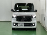 LEDヘッドライトを装備しています。LEDヘッドライトはとても明るく、雨の日や夜間走行も安全・安心です。オートライトコントロール付きで周囲の明るさに応じて自動で点灯・消灯します