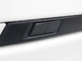 パワーバックドア(挟み込み防止機能・停止位置メモリー機能付)が装着されています。両側のリアクォーターパネル内にスイッチが設置され、車両の横に立った状態で開閉操作が可能となっています。