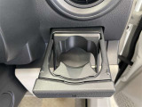 運転席と助手席には、格納式のドリンクホルダーが装備されています。