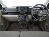 運転席・助手席を入れたインストルメントパネル全体画像です。