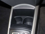 運転席と助手席の間にドリンクホルダーが付いています!