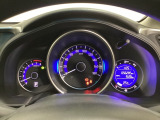 真ん中にスピードメーターを配した、見やすいメーターになっています。右側のインフォメーション画面でオドメーターや燃費などの情報を確認できます。