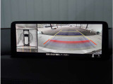 【360&deg;ビュー・モニター】専用カメラにより上から見下ろしたような視点で360度クルマの周囲を確認することができます。駐車が苦手な方でも縦列駐車や幅寄せ時に活躍してくれます。