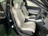フロントは運転席と助手席が別々の広々としたセパレートシート、運転席は高さを調整できるハイトアジャスター付きでちょうどいいドライビングポジションに調整できます
