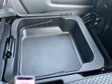 助手席にはアンダートレイも備えちょっとした収納に便利です。
