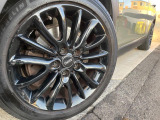 ●純正アルミホイール:輸入車ならではの卓越した走りを支えるホイールと足回りです!日本車の走りに慣れている方にもぜひ体感して頂きたい程高いレベルでまとまっています!