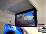 後席フリップダウンモニター装備。2、3rdシートに乗車の方がTV・DVDの視聴ができます