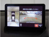 【360&deg;ビュー・モニター】クルマを真上から見たような俯瞰(ふかん)映像や助手席側のサイド映像など、視点を切り替えて表示。さまざまなアングルで視界をサポートします。