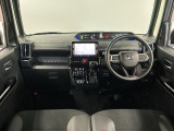 【インパネ】運転のしやすさを最優先に設計された見晴らしの良いフロントビュー。車両間隔が掴みやすく狭い道でも安心♪「安全」と「品質」を最優先に、安心してお乗りいただけるクルマを提供いたします。