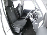 高いホールド性で運転姿勢が安定します。長距離ドライブでも疲れにくいのが魅力です。快適なドライビングライフをお送りください♪