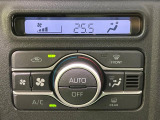 【オートエアコン】一度お好みの温度に設定すれば、車内の温度を検知し風量や温度を自動で調整。暑い&hellip;寒い&hellip;と何度もスイッチ操作をする必要はありません。快適な車内空間には必須の機能ですね♪