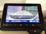 ルームミラーやサイドミラーだけではカバーできない、後方の視界を【リアカメラ】がサポートします。