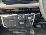 手のひらで包むようにして手首を軽く動かすだけでシフトできるマウス感覚の電制シフト!