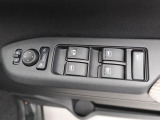 パワーウィンドウのスイッチです。 運転席に居ながら助手席の窓を開け閉めできるので便利ですよ。 ロック機能も付いてるので子供がイタズラして窓を開けるという事もできなくできますよ。