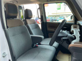 運転席・助手席は、ゆったりと座れるサイズで、長時間の運転でも快適です。