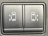 【ハンズフリー機能付き両側パワースライドドア】スライドドアの下に足先を入れてすぐ引くと、自動的にスライドドアが開閉します!荷物で両手がふさがった状態でも、ドアの開閉ができてとっても便利!