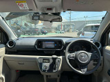 すっきりとまとめられたインパネ周り。運転操作もしやすいです。取り回しの良さで普段のお買い物から街乗りまでピッタリの車ですよ。
