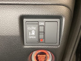 左側電動スライドドアは運転席からでも操作ができるように、ハンドル付近に開閉の操作スイッチが付いています。