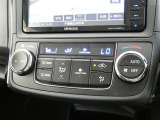 フロントオートエアコン装備ですので常にお好みの温度に調整ができ車内を快適な空間に保ってくれます。