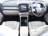 コンパクトなXC40でも上級車種と同様に、縦長式の大型タッチパネルを主体としたインテリア スマートフォン感覚でナビゲーションやオーディオなどを操作できます