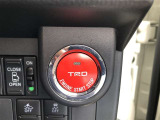 エンジンスタートスイッチです。キーが車内にあれば、エンジンの始動や停止はスイッチを押すだけ!キーを取り出す手間を省き、ワンプッシュで操作できるので簡単でスムーズです。