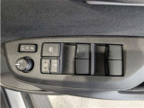 パワーウィンドウのスイッチですよ。 運転席に居ながら窓を開け閉めのコントロールできますよ。 ロック機能で、子供がイタズラして窓を開けるという事も無くなりますよ。