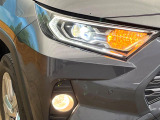 【LEDヘッドライト】悪天候や夜間走行時も良好な視界を確保し安心して運転できる高輝度LEDヘッドライトを装備!点灯速度が早く、消費電力も抑えられています。