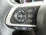 ステアリングスイッチ付き。オーディオの操作やハンズフリー通話も前方から目を離すことなく操作することが可能です。