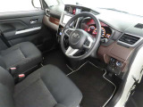 シンプルで使いやすいデザインの運転席です。