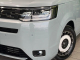 【LEDヘッドライト】悪天候や夜間走行時も良好な視界を確保し安心して運転できる高輝度LEDヘッドライトを装備!点灯速度が早く、消費電力も抑えられています。