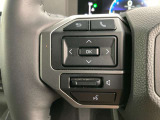 運転中、オーディオの操作をしてて、ハッとしたことはありませんか?ステアリングスイッチは、運転中でもハンドルでオーディオの操作が可能です。安全なドライブをサポートします。