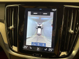 【360&deg;ビューカメラ】4台の高解像度カメラで360度の鳥瞰図を表示。隣の車や壁、死角にある障害物などを画面で確認できるため、狭いスペースでの駐車・出入りも安心です。