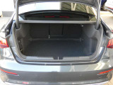 セダンとしては、大きさと機能性を誇るトランクスペース。大きな荷物も無理なく積み込むことが可能。さらに分割可倒式の後部座席を倒せば、ゴルフバッグを2つまで積み込めます。