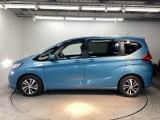狭い駐車場でも、スライドドアならチャイルドシートへのお子さまの乗降や荷物の積載もスムーズ。とても便利な【両側電動スライドドア】ドアハンドを少し引くだけでリアドアが自動開閉します。