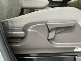シートハイトアジャスターが付いているので運転姿勢を調整するのに便利ですね。身長に合ったシートポジションは安全運転や疲労軽減にもつながります。