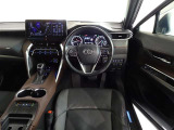 革巻きステアリングで快適な操作性の運転席です。