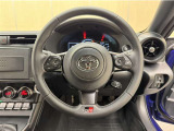 ステアリングスイッチ搭載!手を離さずに手元のスイッチでさまざまな操作が可能。運転中、視線をそらさなくても操作ができて安全です!