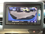 リアカメラを装備しております。安心と安全のために駐車時などの後方死角を減らします。また切り替えボタンを操作するとで、ノーマルビュー・ワイドビュー・トップダウンビューの切り替えが可能です。