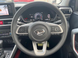 インテリアに合わせたデザインのステアリングは、運転される方のことも考え、運転しやすい形状、大きさです。是非一度、実際に触ってお確かめください。