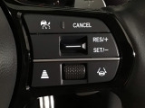 【アダプティブ・クルーズ・コントロール】予め設定した車速内でクルマが自動的に加減速。 前走車との適切な車間距離を維持しながら追従走行し、高速道路でのドライバーの疲労を軽減してくれる嬉しい機能付♪
