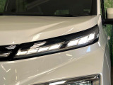 【LEDヘッドライト】悪天候や夜間走行時も良好な視界を確保し安心して運転できる高輝度LEDヘッドライトを装備!点灯速度が早く、消費電力も抑えられています。