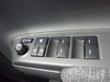 パワーウィンドウスイッチで運転席から全席の窓の開閉ができます。