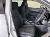 フロントは運転席と助手席が別々の広々としたセパレートシート、運転席は高さを調整できるハイトアジャスター付きでちょうどいいドライビングポジションに調整できます