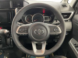 快適な操作性の運転席、ハンドルも綺麗に清掃済みです!もちろん安全を守るエアバッグも装備しているので安心してお乗りいただけます(^^)
