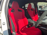 【専用スポーツシート】ホールド性に優れ、カーブ時の体が流れを抑制してくれます。また、体にフィットするから腰や背中が疲れにくく、ロングドライブや高速走行でも快適にお過ごしいただけます♪
